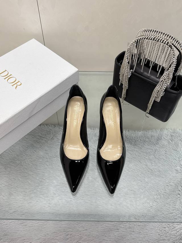 工厂价： 迪奥代购版跟鞋系列迪奥 Dior 25SS春夏系列尖头单鞋 市场顶级版，欢迎来看版对比材质 女神级别 时尚单品面料：进口漆皮面料内里：羊皮内里跟高：7