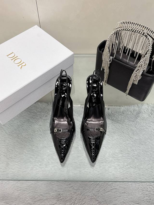 工厂价： 春夏新品中古电绣高跟鞋代购版 迪奥 跟鞋 系列延续D家永恒经典！这款鞋低调不失华丽 性感又不显张扬 鞋型是大家都爱的秀气款 非常非常显瘦 侧面整个弧度