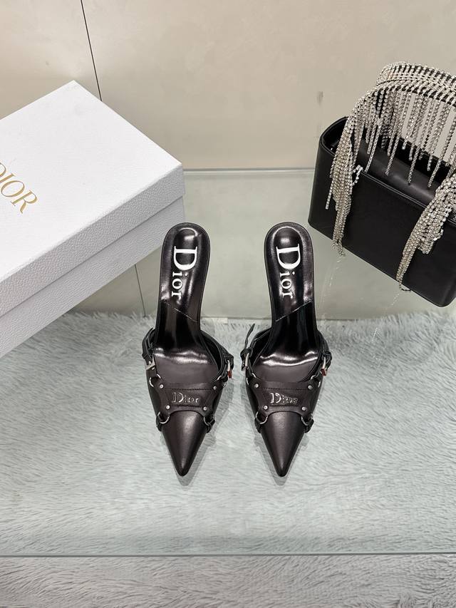 工厂价： 代购版本 迪奥Dior 早春新款 尖头慕勒拖 跟鞋系列 明星同宽CD字母logo高跟凉鞋 市面顶级高端版本 材质：鞋面采用进口混种羊皮内里：水染羊皮垫
