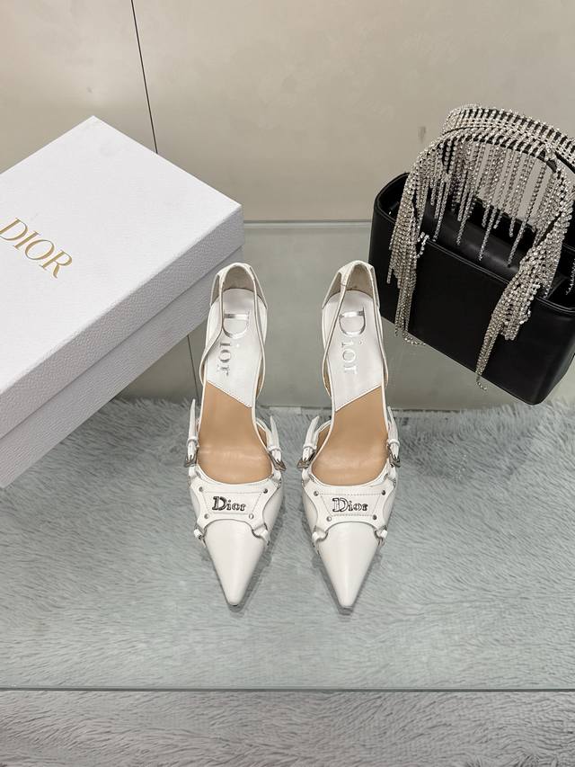 工厂价： 代购版本 迪奥Dior 早春新款 尖头慕勒拖 跟鞋系列 明星同宽CD字母logo高跟凉鞋 市面顶级高端版本 材质：鞋面采用进口混种羊皮内里：水染羊皮垫