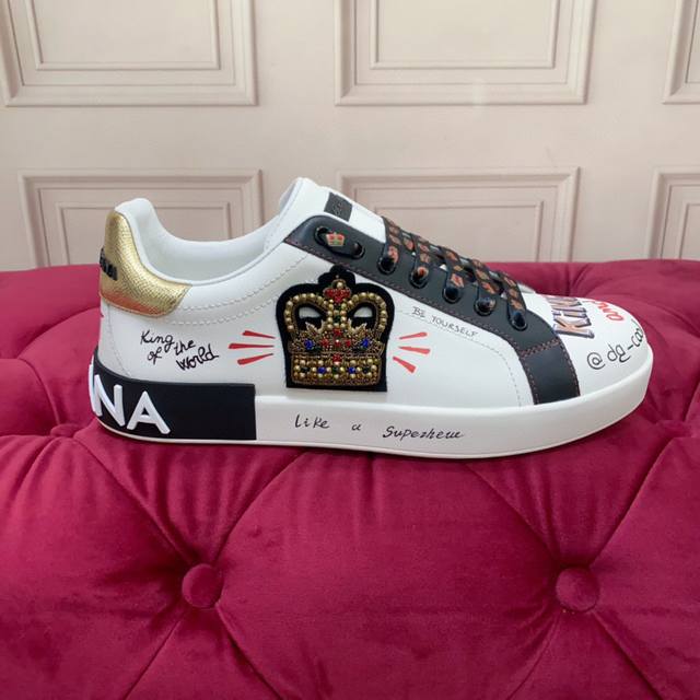 高质量 品牌大底DOLCE & GABBANA 2024新款 顶级版本 高端质量 独家精工定制上市 品牌字母工艺点缀绝美奢华闪耀 精湛的做工 众多人至爱采用高端