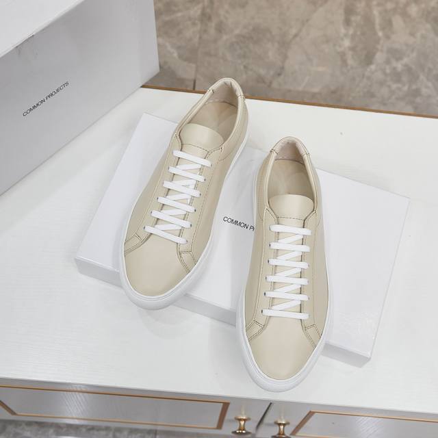 CP 顶级P: 女少情侣款Size:35-44 女41.男38.45.定做 2024 Common Projects 简称 CP，扁头小白鞋，CP 是诞生于纽约