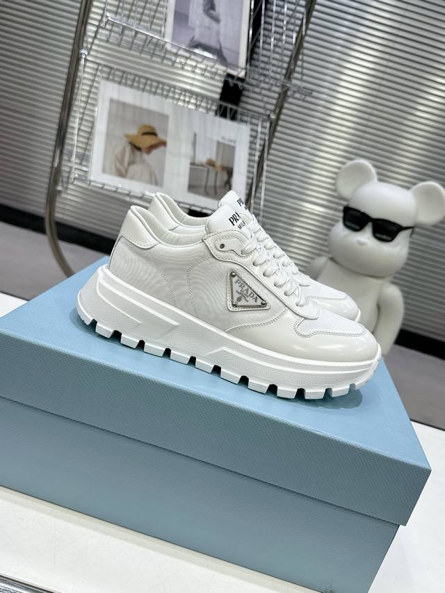 PRADA* P: 情侣款Size: 女款34-40.男款39-44. 45定做 PRADA 225普拉达新品，实力来袭！众多网红同款，时髦百搭nice单品，意