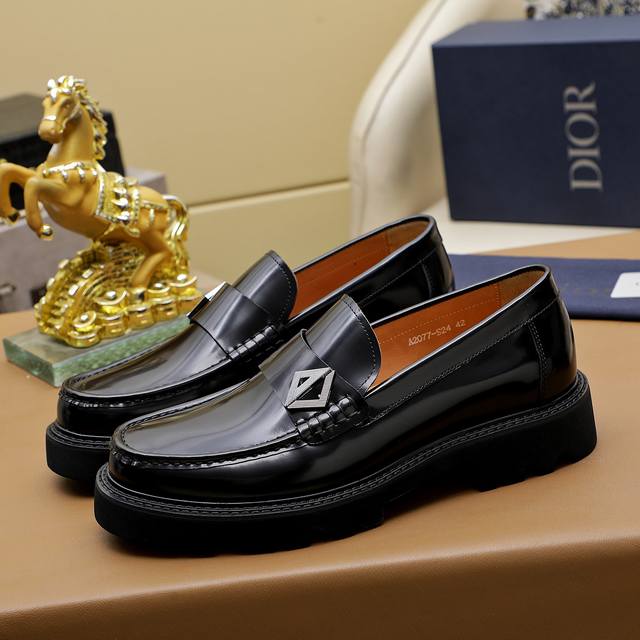 工厂价 Dior 迪奥 香港专柜新款皮鞋上市 官网1:1制作 意大利编织牛皮+水染皮内里 欧美大师设计 完美造型打造专柜品质，纯色橡胶耐磨大底加经典炫头！超级百