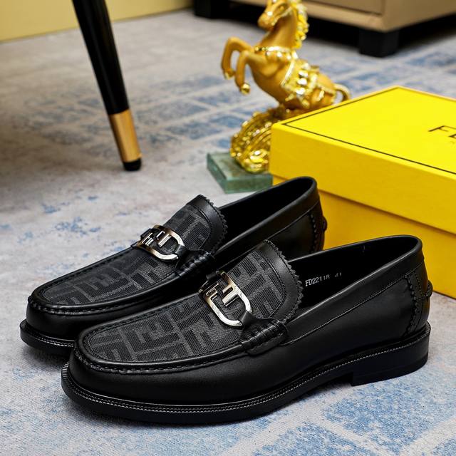 工厂价 FENDI 最新男士正装皮鞋经典系列不容错过头层采用进口头层牛皮原单品质，皮质光滑细腻版型超赞，完美流线型轮廓皮内里，2色，码数38-45
