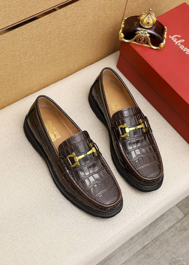 商品商标：Ferragamo 菲拉格慕 休闲皮鞋正码码数: 39-44 45.订制 商品材料：精选 进口头层小牛皮压花鞋面+奢华五金扣，进口水染牛皮内里。强烈立