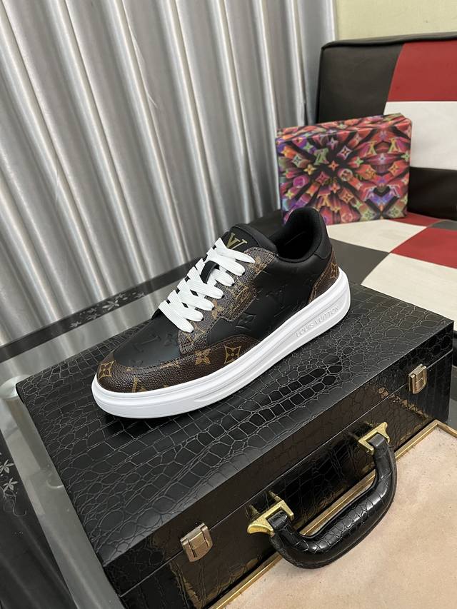 出厂价： LV 路易威登。最新潮鞋休闲鞋实体店爆款。新品春夏季舒适进口定制原版牛皮，独特提花面料元素设计。搭配羊皮内里，Lv原版底，高端包装高品质细节决定品质、