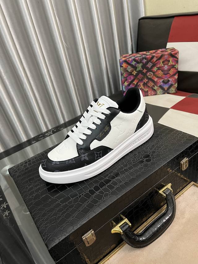 出厂价： LV 路易威登。最新潮鞋休闲鞋实体店爆款。新品春夏季舒适进口定制原版牛皮，独特提花面料元素设计。搭配羊皮内里，Lv原版底，高端包装高品质细节决定品质、