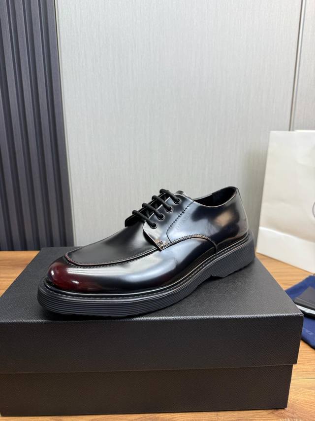 工厂价 ＰＲＡＤＡ.普拉达.高档男士休闲皮鞋，高品质，顶级狠货，鞋面进口头层开边珠牛皮，内里垫脚均用进口牛皮，配原版轻质大底，配码38-45， 38,45订做不