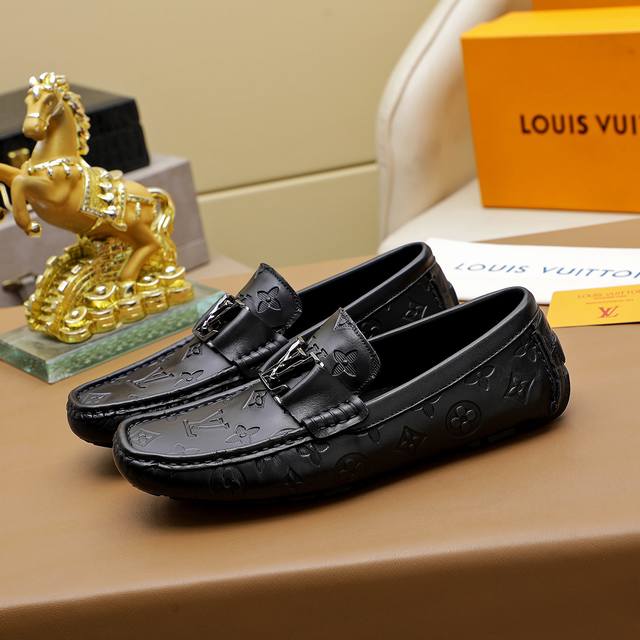 工厂价 LOUIS VUITTON 路易威登 专柜同步挺阔流畅大方的楦型设计，以精湛缝线勾勒休闲鞋履的雅致情怀，描写男人自信的轮廓看似简约的一款，实际做工相当复