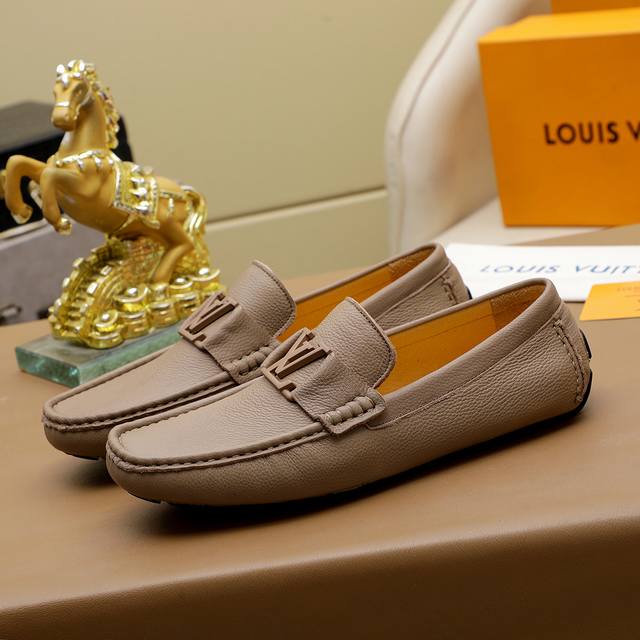 工厂价 LOUIS VUITTON 路易威登 专柜同步挺阔流畅大方的楦型设计，以精湛缝线勾勒休闲鞋履的雅致情怀，描写男人自信的轮廓看似简约的一款，实际做工相当复