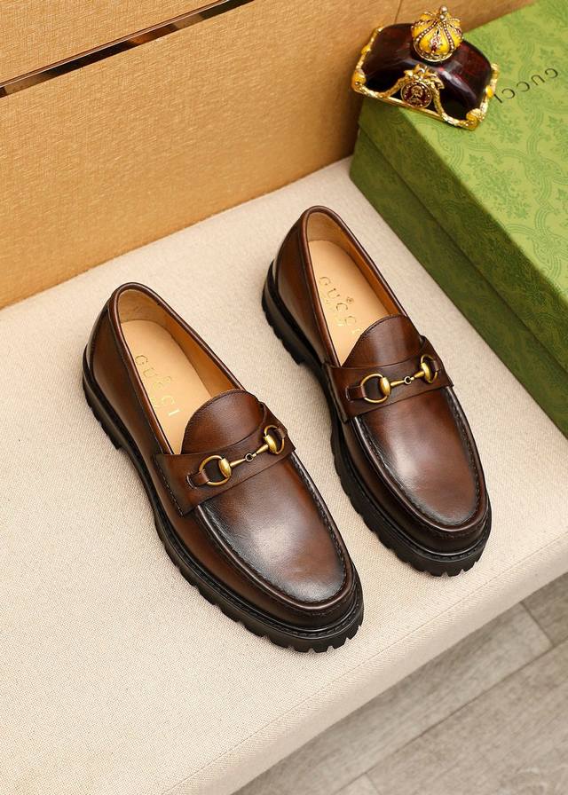 商品商标：GUCCI 古驰 休闲皮鞋正码码数: 39-44 38.45订制 商品材料：精选 进口头层小牛皮鞋面+经典五金扣，进口水染牛皮内里。强烈立体视觉效果，