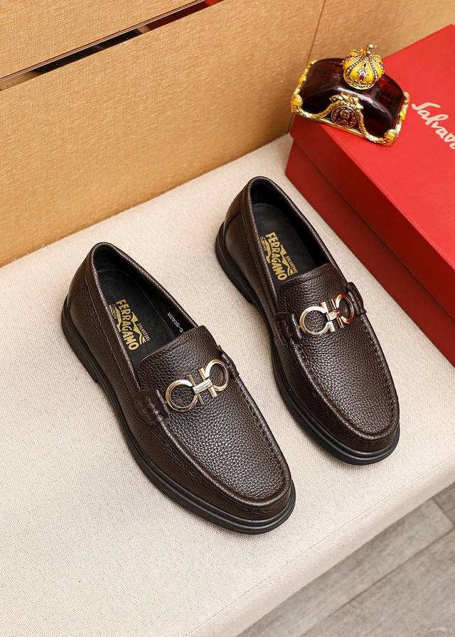 商品商标：Ferragamo 菲拉格慕 休闲皮鞋正码码数: 38-44 45订制 商品材料：精选 进口头层荔枝纹牛皮鞋面+奢华五金扣，进口水染牛皮内里。强烈立体