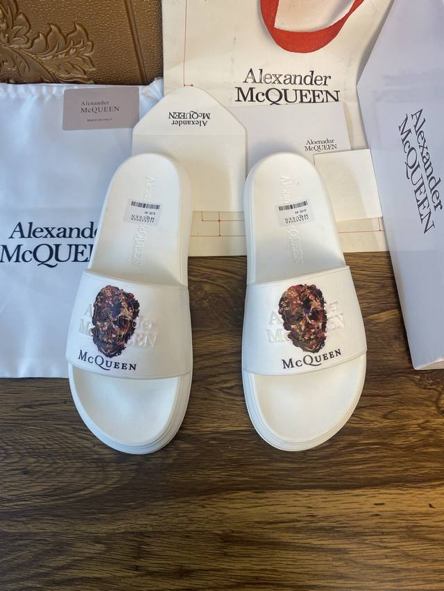 元 Alexander mcqueen 。麦昆拖鞋系列：高端品牌 3D制面，升级版大底，更轻便，防滑。市场顶级品质，潮人必备，夏季拖鞋的季节来了，穿起来超级唯美