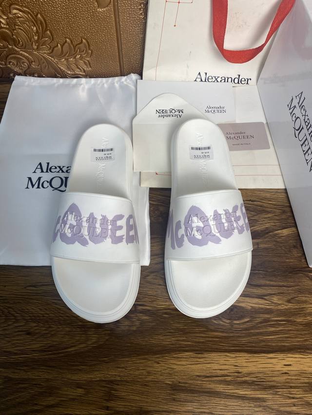 元 Alexander mcqueen 。麦昆拖鞋系列：高端品牌 3D制面，升级版大底，更轻便，防滑。市场顶级品质，潮人必备，夏季拖鞋的季节来了，穿起来超级唯美