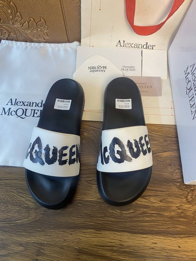 元 Alexander mcqueen 。麦昆拖鞋系列：高端品牌 3D制面，升级版大底，更轻便，防滑。市场顶级品质，潮人必备，夏季拖鞋的季节来了，穿起来超级唯美