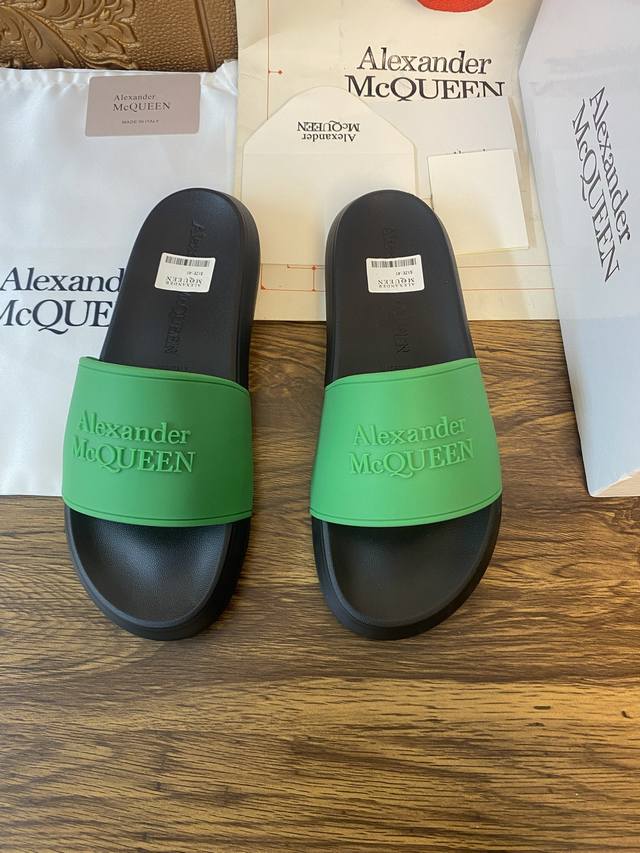 元 Alexander mcqueen 。麦昆拖鞋系列：高端品牌 3D制面，升级版大底，更轻便，防滑。市场顶级品质，潮人必备，夏季拖鞋的季节来了，穿起来超级唯美