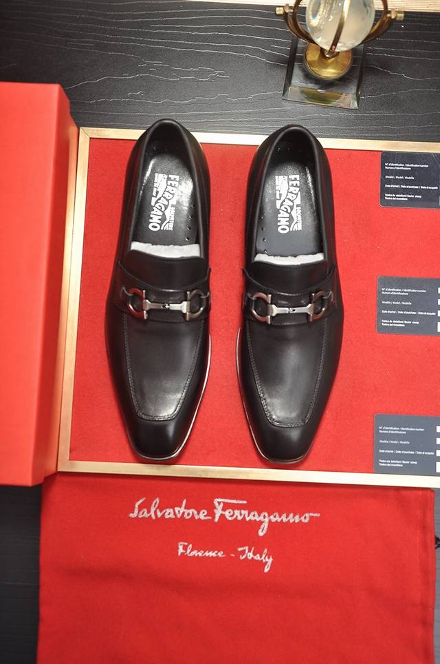 出厂价 Ferragamo 菲拉格幕 专柜最新款 原版进口开边上乘牛皮+进口羊皮内里，原版奢华金属扣+原版组合大底 对比无压力 38--44