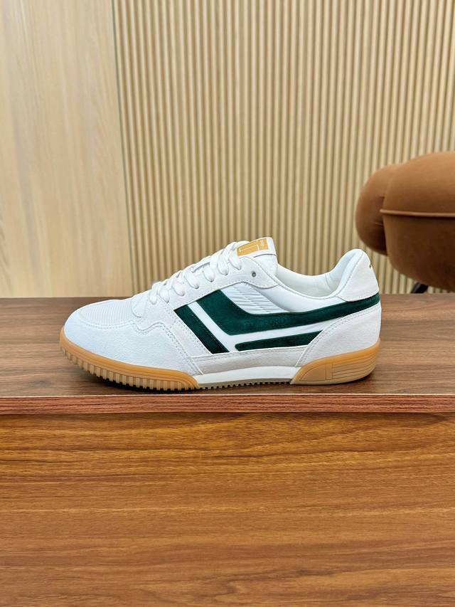 出厂价 汤姆 TOM FORD 美国时尚轻奢2025爆款款size：39-45TOM FORD来自欧美品牌，贸易原单，国内罕见，不易撞款 春夏穿到秋冬，跨越温差