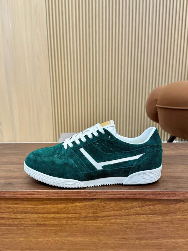 出厂价 汤姆 TOM FORD 美国时尚轻奢2025爆款款size：39-45TOM FORD来自欧美品牌，贸易原单，国内罕见，不易撞款 春夏穿到秋冬，跨越温差