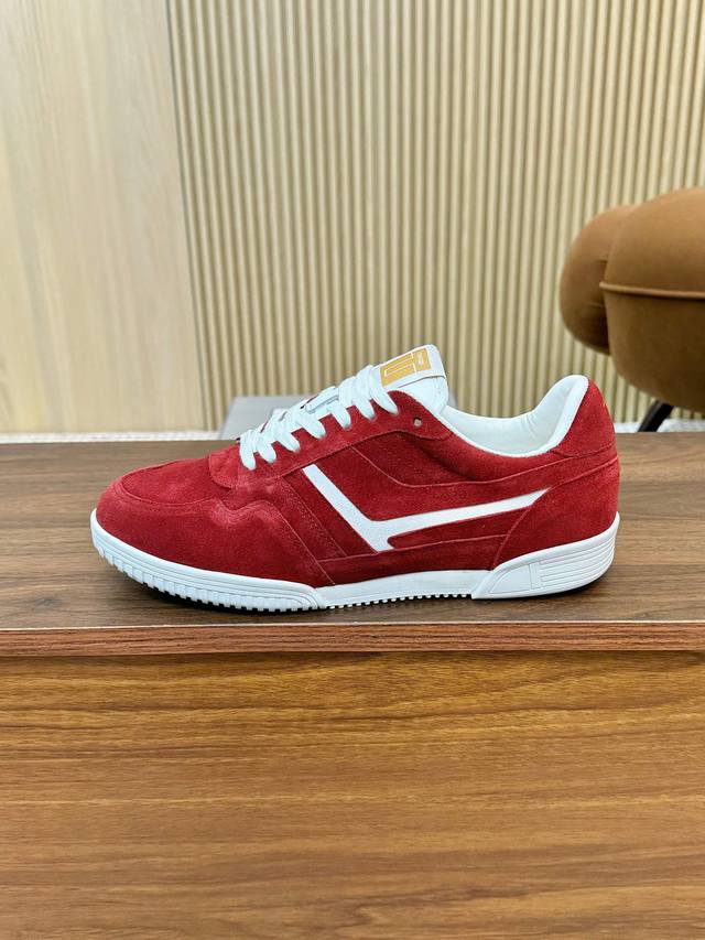 出厂价 汤姆 TOM FORD 美国时尚轻奢2025爆款款size：39-45TOM FORD来自欧美品牌，贸易原单，国内罕见，不易撞款 春夏穿到秋冬，跨越温差