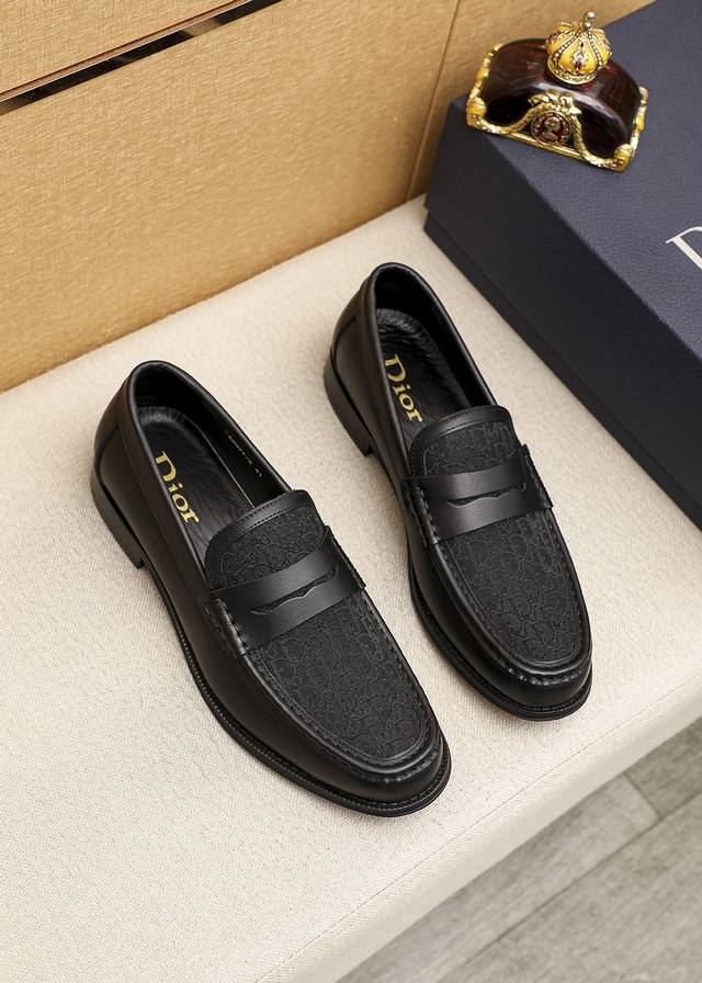 商品商标：Dior 迪奥 休闲皮鞋正码码数: 39-44 38.45.46订做 商品材料：精选 意大利进口头层小牛皮鞋面，进口水染牛皮内里。强烈立体视觉效果，原