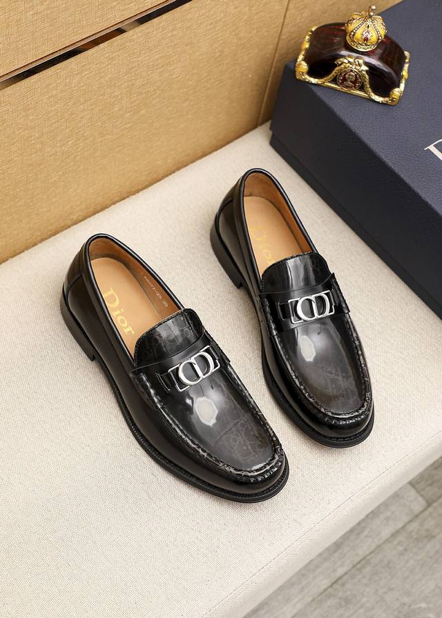 商品商标：Dior 迪奥 休闲皮鞋正码码数: 39-44 38.45.46订做 商品材料：精选 意大利进口头层开边珠牛皮鞋面+经典五金扣，进口水染牛皮内里。强烈