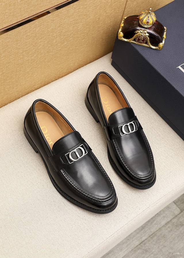 商品商标：Dior 迪奥 休闲皮鞋正码码数: 39-44 38.45.46订做 商品材料：精选 意大利进口头层小牛皮鞋面+经典五金扣，进口水染牛皮内里。强烈立体