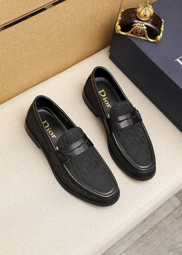 商品商标：Dior 迪奥 休闲皮鞋正码码数: 39-44 38.45.46订做 商品材料：精选 意大利进口头层小牛皮鞋面，进口水染牛皮内里。强烈立体视觉效果，原