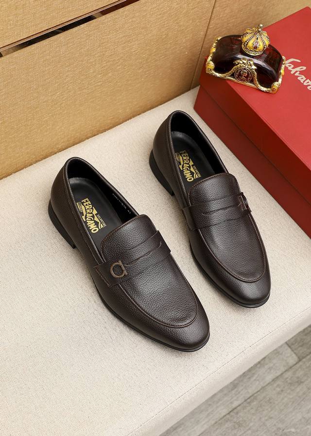 商品商标：Ferragamo 菲拉格慕 休闲皮鞋正码码数: 39-44 38.45订制 商品材料：精选 进口头层荔枝纹牛皮鞋面+原版五金扣，进口水染牛皮内里。强