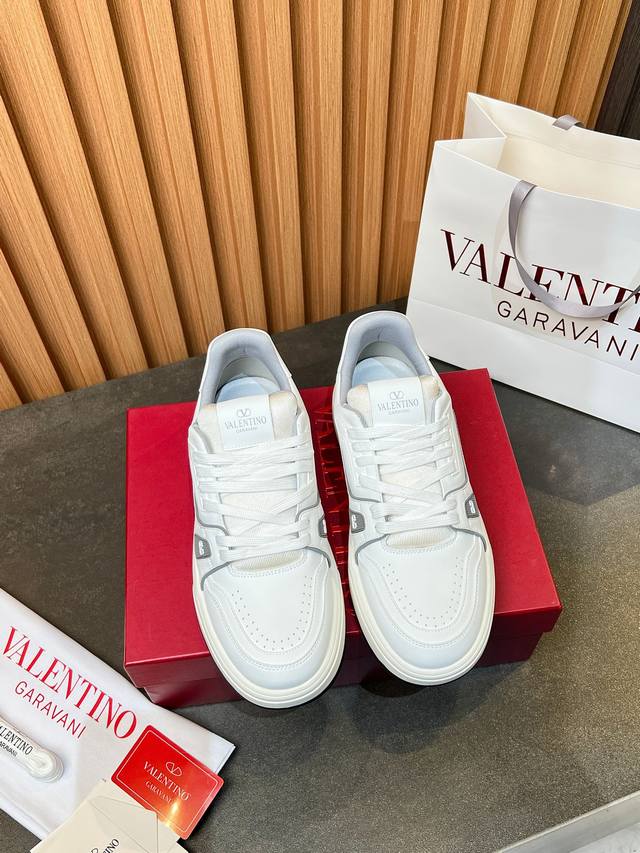 Valentino 顶级P: 情侣款，码数:35 44 45定做 华伦天奴 情侣款运动鞋系列Valentino 2025最新款情侣运动鞋 明星同款 火爆发售.