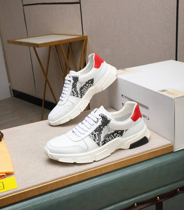出厂价 FENDI 芬迪时尚休闲男鞋原版官网1:1开模，新款抢先登场不高调却又前卫，简约低调时髦，超百搭款式原版牛皮制作猪皮内里版型上脚舒适，对任何一个小地方如