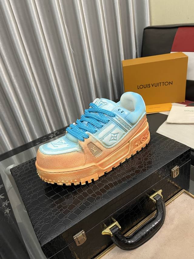 出厂价： LV 胖嘟嘟，情侣款，滑板鞋，厚底鞋，面包鞋，运动鞋 LV全新运动系列；复古风视感；拥入家族多方面经典原素；5cm厚底增高杠杠的，全皮革面料，粗麻鞋带