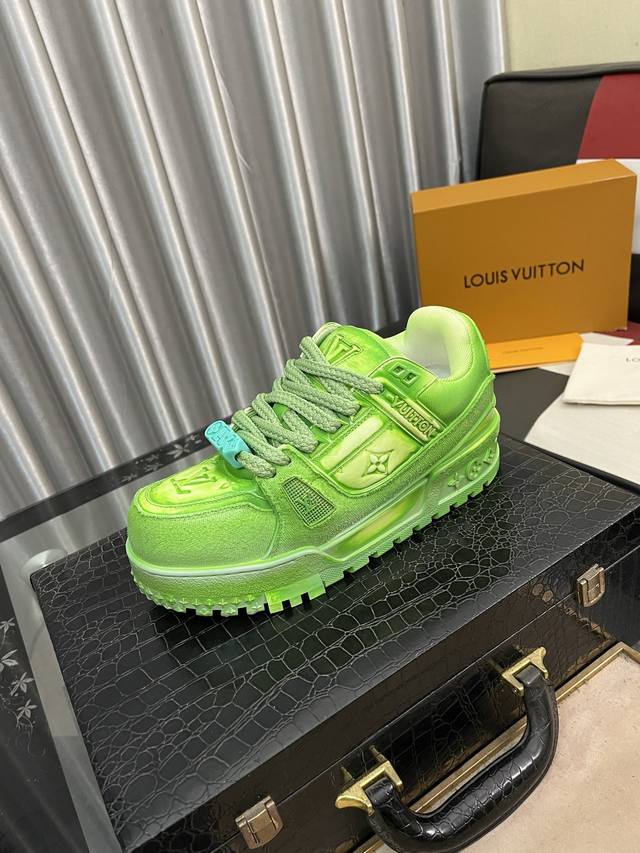 出厂价： LV 胖嘟嘟，情侣款，滑板鞋，厚底鞋，面包鞋，运动鞋 LV全新运动系列；复古风视感；拥入家族多方面经典原素；5cm厚底增高杠杠的，全皮革面料，粗麻鞋带