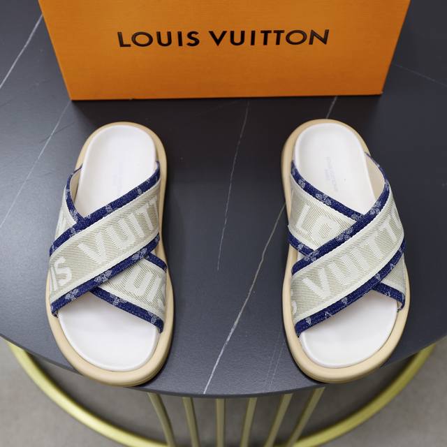 出厂价： LV家 货源稳定四季有货: 情侣款Size：码数：女36-41 男38-44 45、46定制 LV 情侣款 路易威登专柜主打最新款压花拖鞋硬货上新代购