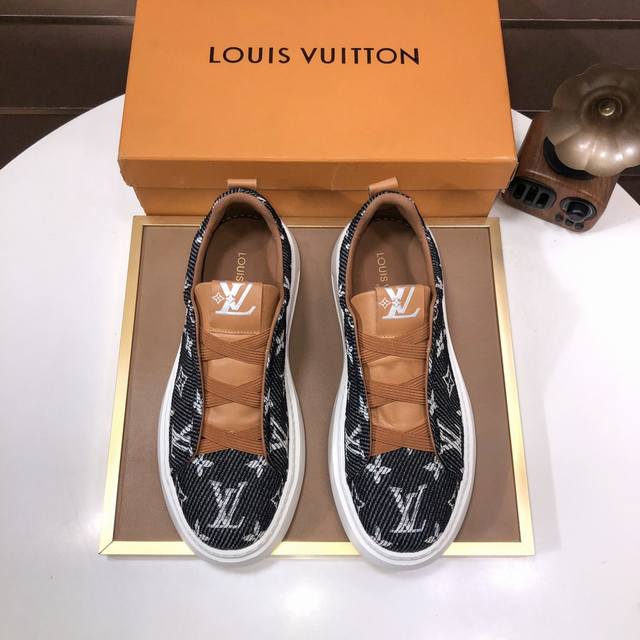 工厂 LOUIS VUITTON 原单跑量价 水染牛皮内里 新款LV路易威登 * 顶级版本 LV经典潮鞋！选用进口原版牛皮 水染牛皮内里.原版耐磨橡胶大底！高品