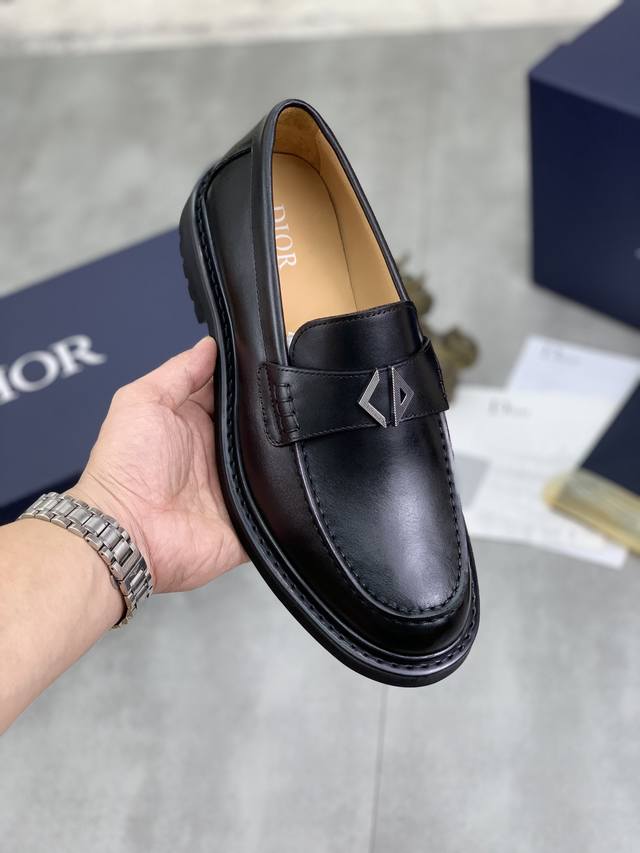 工厂价 实价 水染牛里 原单品质Dior .迪奥 原单代购、高端商务皮鞋、面料：采用意大利进口开边珠牛皮料水染牛里 牛皮里特供轻便专柜原版发泡大底、做工精细、实