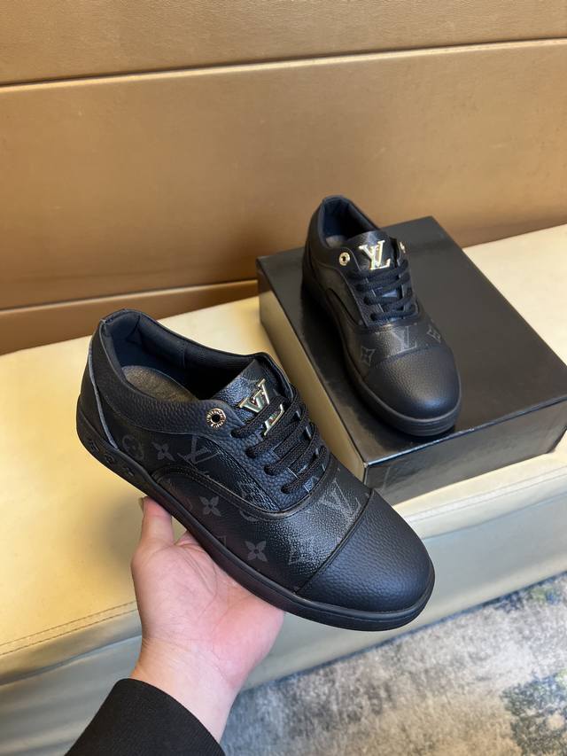 路易威登 原单品质.～ 独特现代风运动鞋。休闲鞋潮男必备款 意大利进口原版品牌，进口原版皮，羊里 拒绝脱色磨脚 鞋底：原厂特供原版底，法国懒人风格设计 贴脚 在