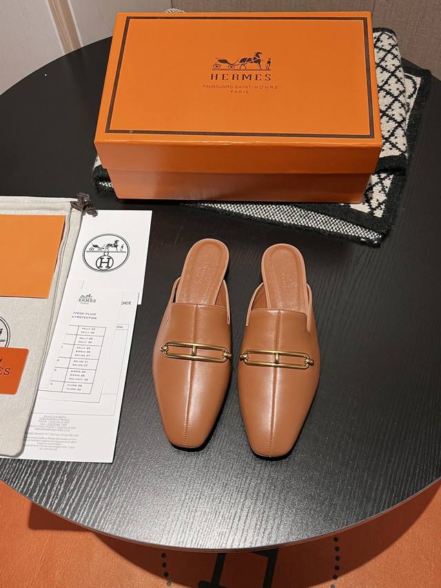 Hermes 爱马仕22s早春新款穆勒平底半拖22早春新款穆勒半拖，强烈推荐你们买，前脚掌部分是宽的，所以上脚很舒服，配牛仔裤配正装都可以超级百搭，H家的东西都