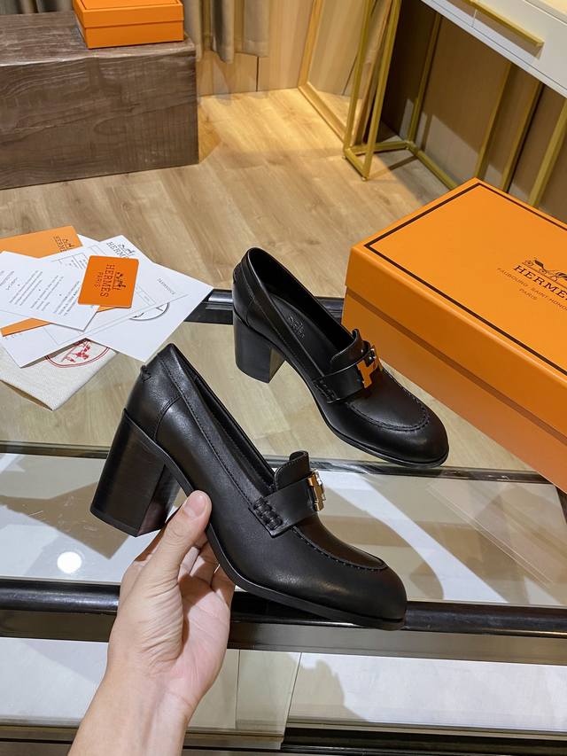 渠道货，HERMES 爱马仕H扣粗高跟单鞋 21款秋冬单品！贸易公司渠道订单，橱窗爆款！毋庸置疑是奢侈品中的翘楚，每个单品出来都是非常深入人心，虽然款式出的少，