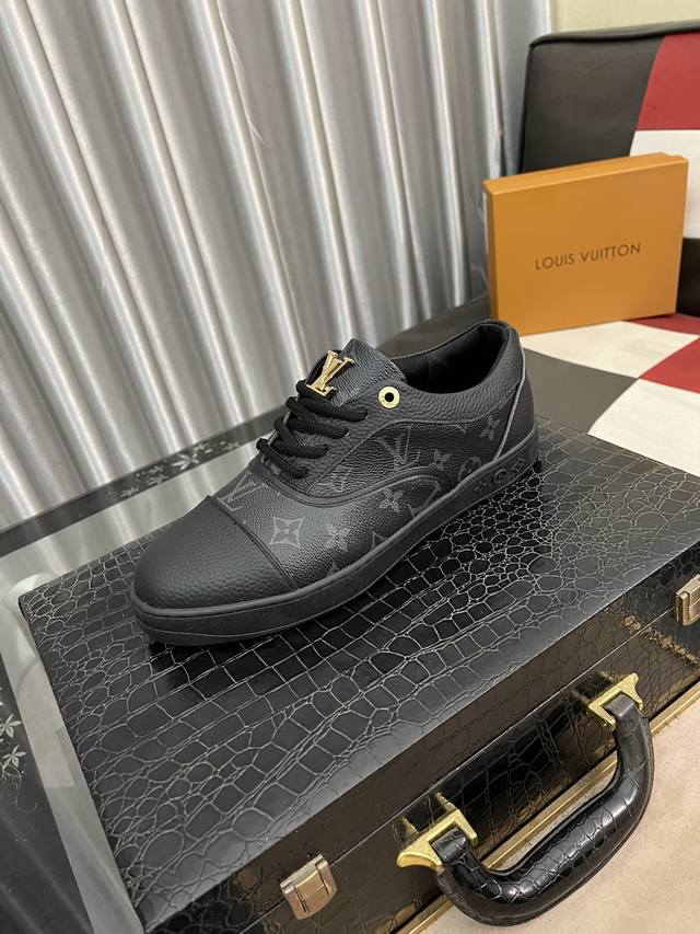 出厂价： LV 路易威登。最新潮鞋休闲鞋实体店爆款38-44码。 新品春夏季舒适进口定制原版牛皮，独特提花面料元素设计。搭配羊皮内里，Lv原版底，高端包装高品质