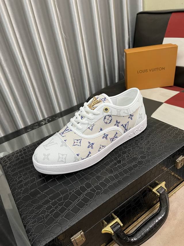 出厂价： LV 路易威登。最新潮鞋休闲鞋实体店爆款38-44码。 新品春夏季舒适进口定制原版牛皮，独特提花面料元素设计。搭配羊皮内里，Lv原版底，高端包装高品质