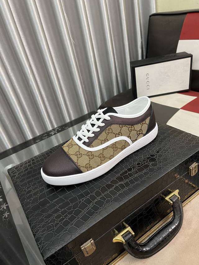 出厂价： GUCCI 古奇男鞋休闲鞋绝对火爆潮男的极致搭配单品！超质感魅力挡不住，主推款，鞋面选用优质牛皮，猪里垫脚， 耐磨橡胶底，高贵典雅！舒适度爆棚想怎么帅
