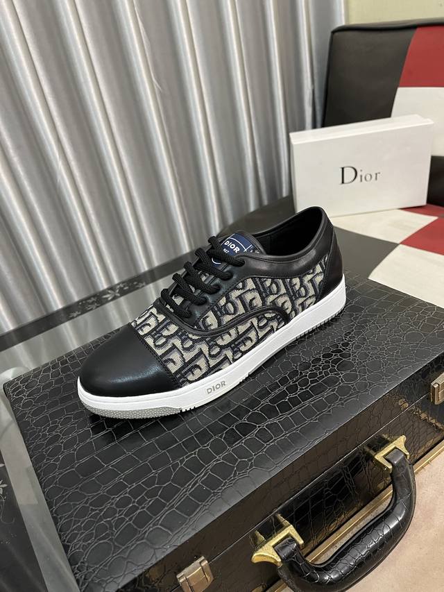 出厂价： Dior 迪奥 新款低帮高端精品，男士时尚休闲鞋，颇具特色，鞋面进口柔软牛皮+印花面料，一展设计格调，羊皮鞋垫，脚感柔软舒适，原版耐磨专用大底！Siz
