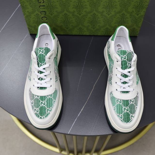 出厂价： 品牌：古奇GUCCI标准码：38-44 45订做 等级：官网同款 材料：原版皮料拼接品牌布匹 舒适透气猪皮内里 轻便耐磨大底款式类别：男士时尚休闲鞋