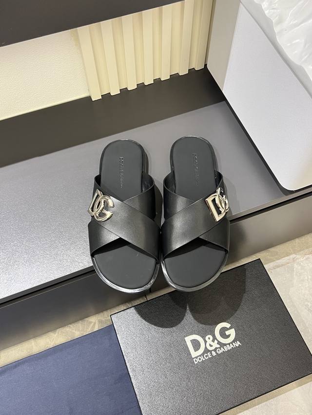 新款D&G橡胶男士DG徽标沙滩拖鞋DG徽标点缀在鞋面，镂空穿孔的设计灵动又不失经典。带有橡胶标志标签的鞋垫，细节满分。Size:39-45！