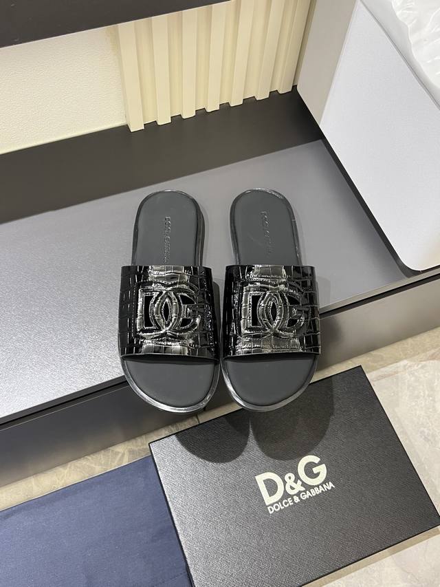 新款D&G橡胶男士DG徽标沙滩拖鞋DG徽标点缀在鞋面，镂空穿孔的设计灵动又不失经典。带有橡胶标志标签的鞋垫，细节满分。Size:39-45！
