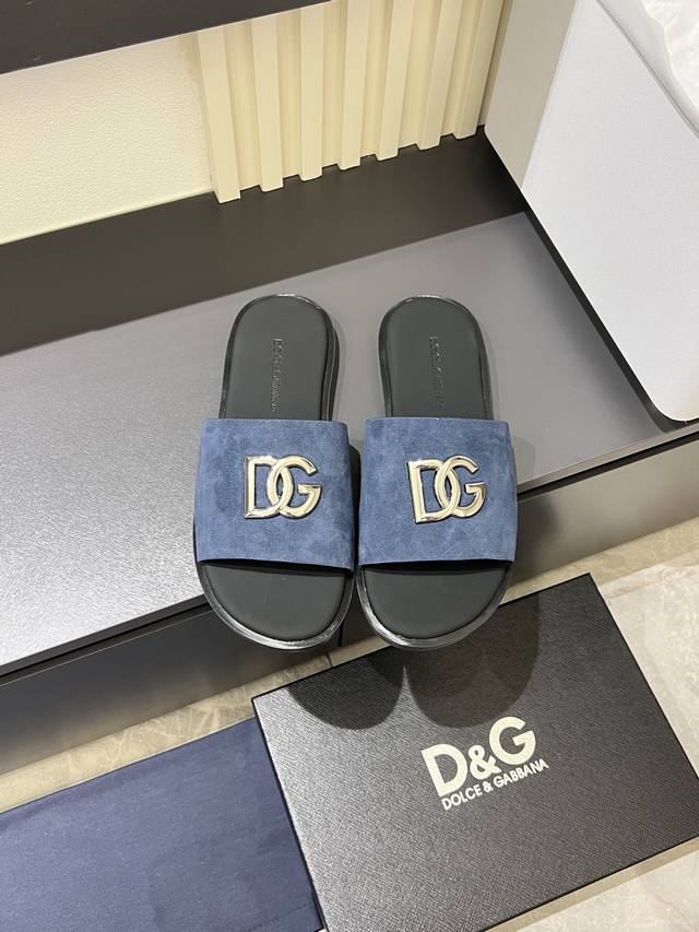 新款D&G橡胶男士DG徽标沙滩拖鞋DG徽标点缀在鞋面，镂空穿孔的设计灵动又不失经典。带有橡胶标志标签的鞋垫，细节满分。Size:39-45！