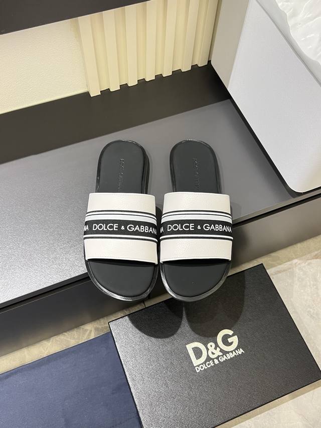 新款D&G橡胶男士DG徽标沙滩拖鞋DG徽标点缀在鞋面，镂空穿孔的设计灵动又不失经典。带有橡胶标志标签的鞋垫，细节满分。Size:39-45！