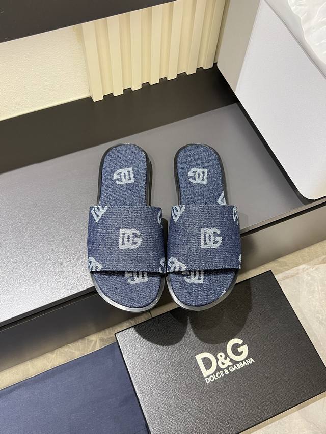 新款D&G橡胶男士DG徽标沙滩拖鞋DG徽标点缀在鞋面，镂空穿孔的设计灵动又不失经典。带有橡胶标志标签的鞋垫，细节满分。Size:39-45！